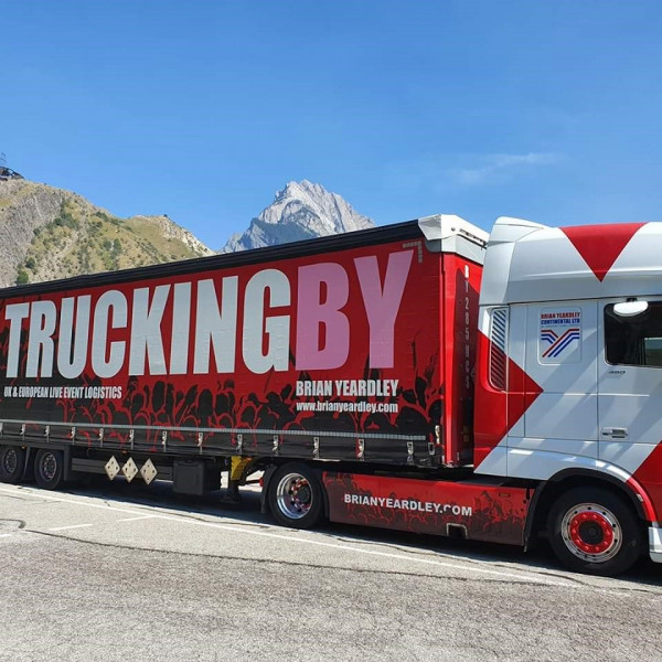 TRUCKINGBY Mega curtain