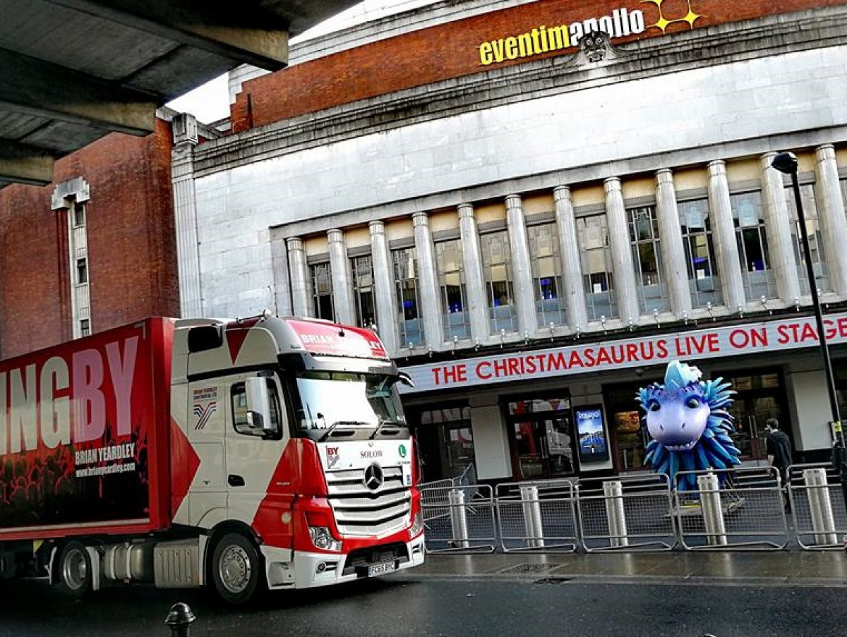 TRUCKINGBY Move The Set On Christmasaurus Live