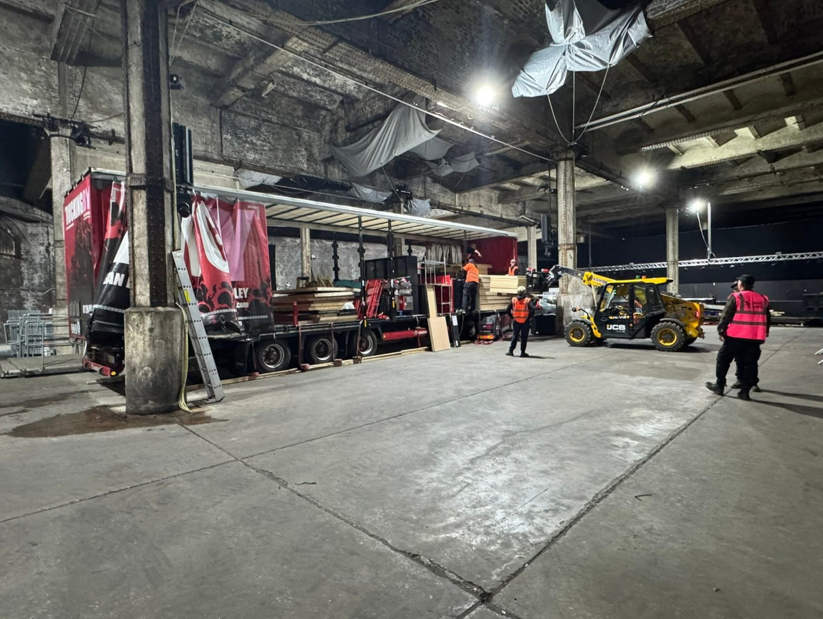 Mega Curtainsider Corporate